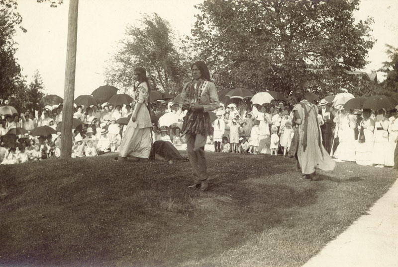 Ceremony for erecting tablets on the Observatory Hill Mounds performed by University of Wisconsin summer session students and Ho-Chunk men, women and children.